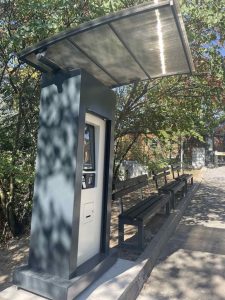 Апаратът за билети пред входа на Зоопарка е на разположение на посетителите