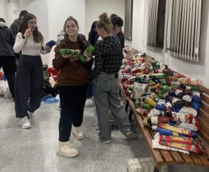 Рекордните близо 1 тон хранителни продукти събраха младежите от МОС за кампанията „Дари, за да зарадваш“