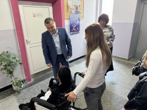 Нов външен асансьор осигурява достъпна среда в ОУ „Васил Априлов“ в Русе