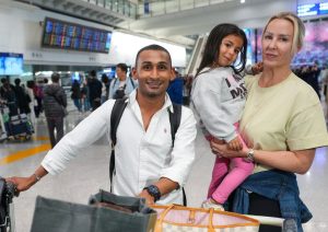 Облекчение, радост, когато първият полет обратно от Дубай връща блокираните жители на Хонконг у дома