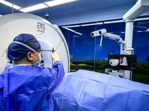 Шанхайските хирурзи подобряват минимално инвазивната хирургия с роботика