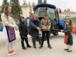 Чисто нов комбиниран трактор получи кметството в Ново село