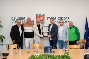 Кметът Живко Тодоров удостои с плакет футболната легенда Наско Сираков навръх рождения му ден