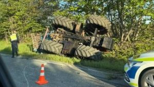 Катастрофа между камион и трактор затруднява движението по пътя София – Варна