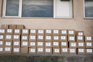 100 кашона с хранителни продукти дарени на социални услуги във Варна
