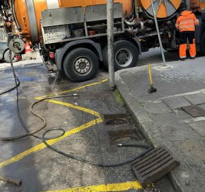 Продължава почистването на дъждоприемните шахти в районите „Одесос“ и „Приморски“