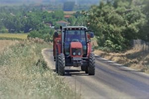 22-годишен мъж изгуби живота си при удар в трактор