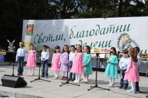 22 детски градини и ЦПЛР превърнаха пространството пред Община Стара Загора в пъстър Великденски празник