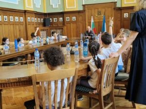 Първокласници и второкласници от ЧОУ „Искра“ гостуваха на кмета на Пловдив