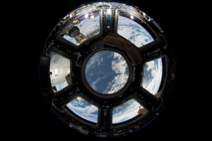 Астронавтите се приютяват, докато изтичането на въздух се влошава на Международната космическа станция