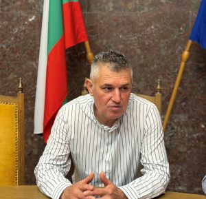 Областният управител Пламен Христов поиска да бъде намерено решение на проблема с излизането на селскостопанска техника от земеделските блокове към републиканските и общинските пътища – Ловеч днес