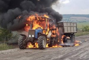16 огнеборци гасиха пожар в житен блок и пламнали трактор и балировачка
