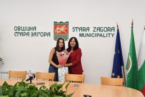 Зам.-кметът Надежда Чакърова поздрави единствената пълна отличничка на НВО за 7. клас извън София
