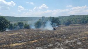 Трактор изгоря на полето край тополовградско село