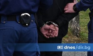 Синът на собственика на фермата с антракс опита да прегази журналисти с кола и трактор