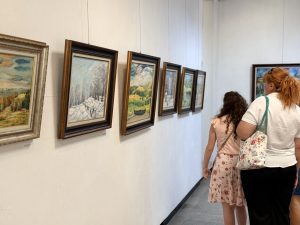 Изложбата „Рапсодия“ представя творчеството на двама емблематични русенски художници