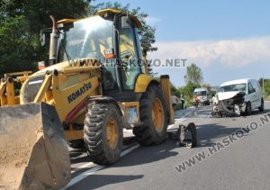 Пикап се разби в трактор на ВиК-Хасково, мъж е в болница