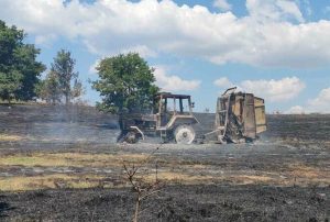 Трактор се запали при балиране на слама, огънят засегна гора – Новини