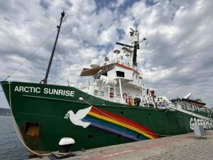 Корабът Arctic Sunrise акостира във Варна с послание за опазването на Черно море