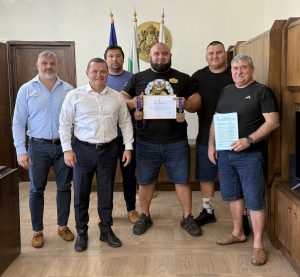 Кметът Пенчо Милков награди двукратния бронзов медалист от Световните номадски игри Хюсеин Хюсеин
