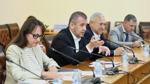 Месечни графици за изпитите и възможност за провеждането им през почивните дни са сред мерките за преодоляване на недостига на изпитващи