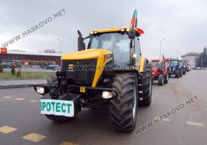 Земеделци на протест, 50 трактора извиват опашка пред бензиностанция