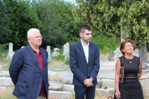 Тържествено откриха възстановената алея и новия монументален знак в Еврейския гробищен парк в Пловдив