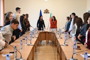 Министър Ефремова пред студенти: Социалната работа е професия на бъдещето