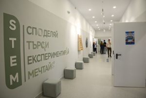 СУ „Димчо Дебелянов“ с нов STEM център за изследвания, технологии и практически знания